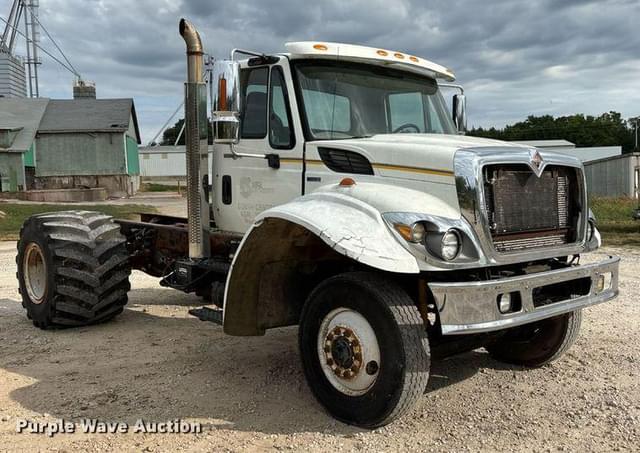 Image of International 7400 equipment image 2