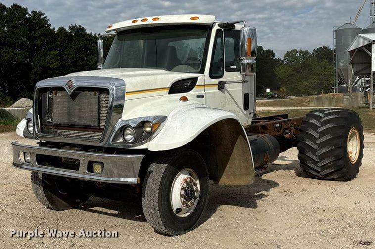 Image of International 7400 Primary image
