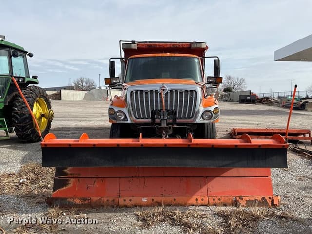 Image of International 7400 equipment image 1