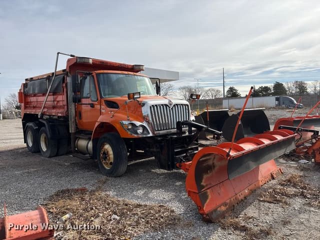 Image of International 7400 equipment image 2