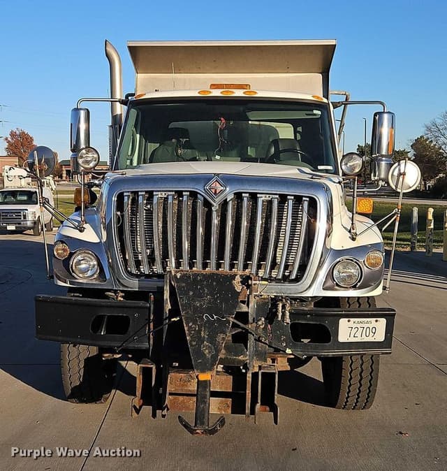 Image of International 7400 equipment image 1