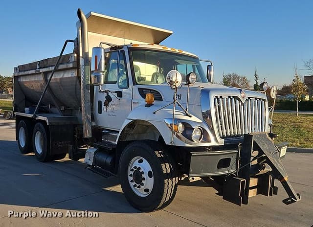 Image of International 7400 equipment image 2