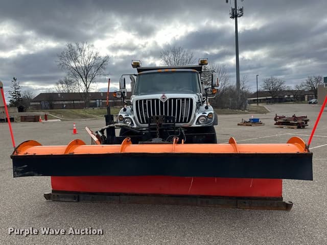 Image of International 7400 equipment image 1