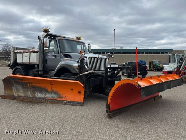 Image of International 7400 equipment image 2