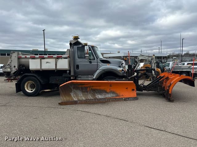 Image of International 7400 equipment image 3