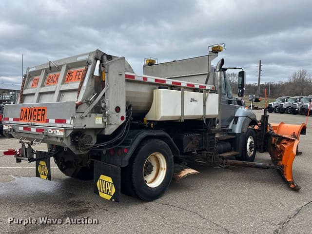 Image of International 7400 equipment image 4