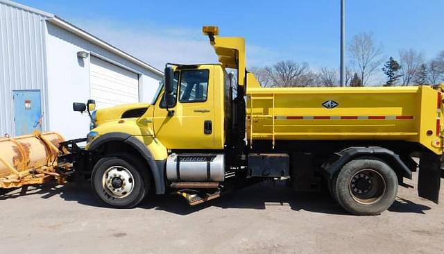 Image of International 7400 equipment image 2