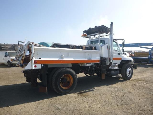 Image of International 7400 equipment image 2