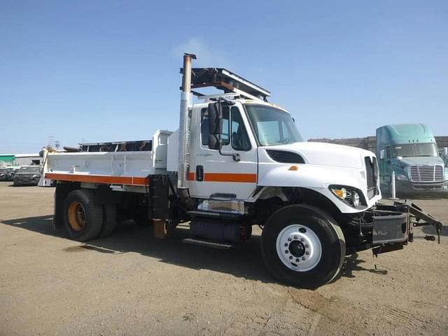 Image of International 7400 equipment image 1