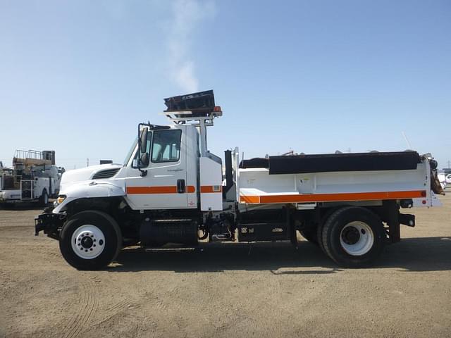 Image of International 7400 equipment image 4
