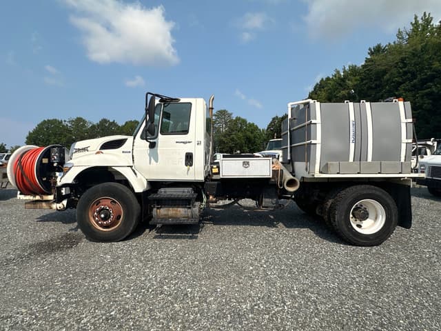 Image of International 7400 equipment image 3