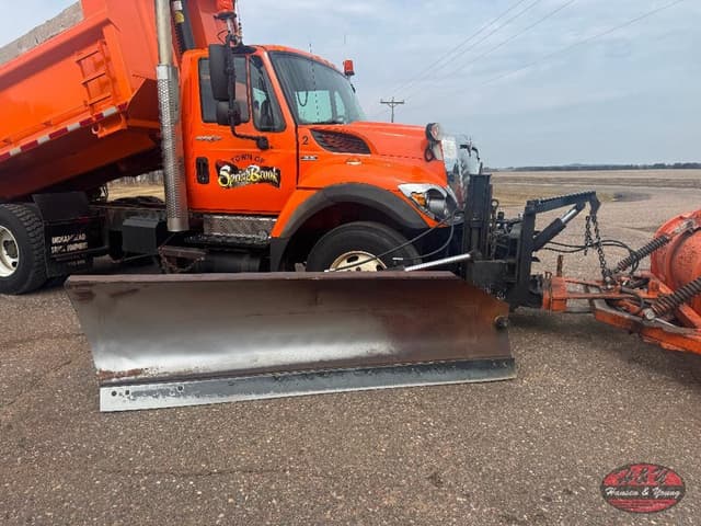 Image of International 7400 equipment image 2