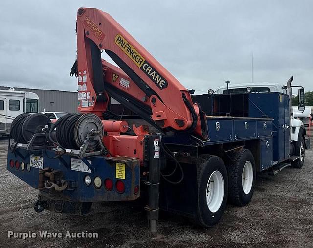 Image of International 7500 equipment image 4