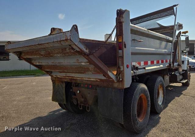Image of International 7500 equipment image 4
