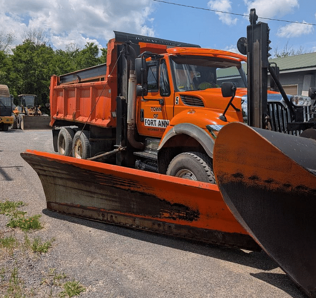 Image of International 7600 equipment image 3
