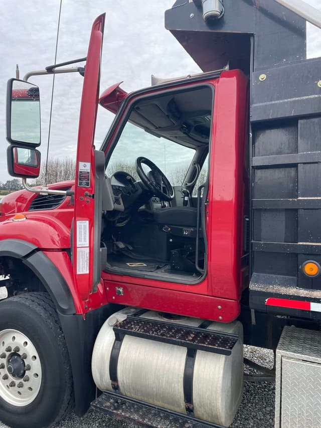 Image of International 7600 equipment image 1