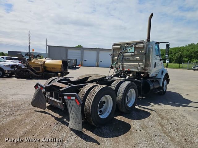 Image of International 8600 equipment image 4