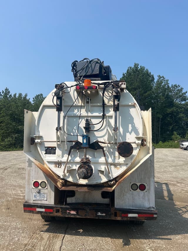 Image of International 7600 equipment image 3