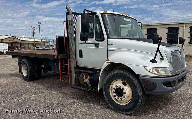 Image of International Durastar 4300 equipment image 2