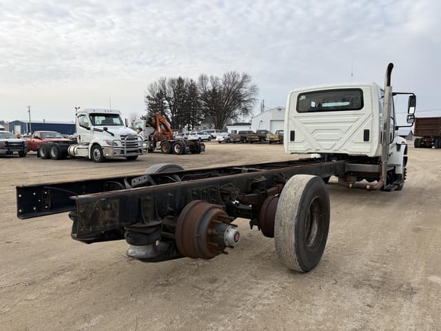 Image of International DuraStar 4400 equipment image 4