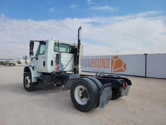 Image of International DuraStar 4400 equipment image 2