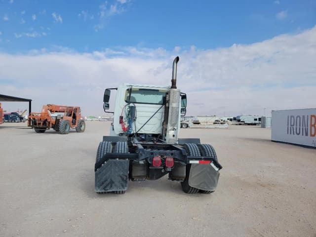 Image of International DuraStar 4400 equipment image 3