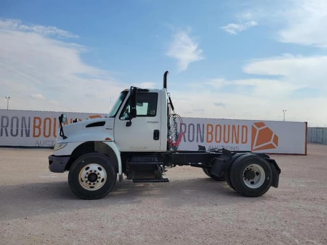 Image of International DuraStar 4400 equipment image 1