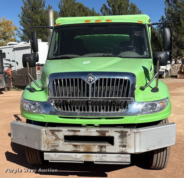 Image of International 4300 SBA equipment image 1