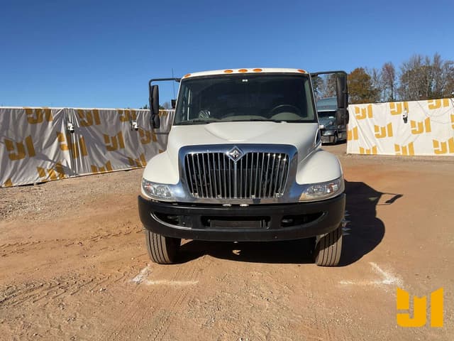 Image of International 4300 SBA equipment image 1