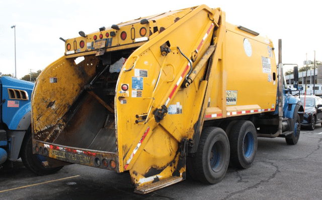 Image of International Workstar 7400 equipment image 2