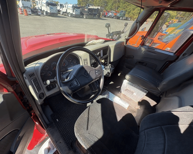 Image of International Workstar 7400 equipment image 4