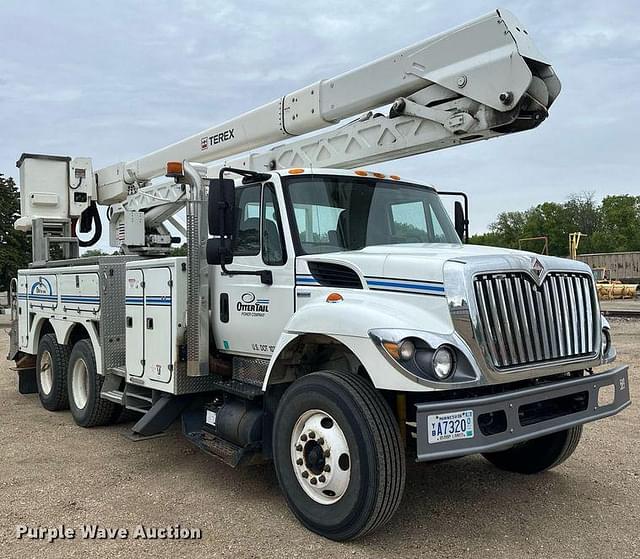 Image of International Workstar 7400 equipment image 2
