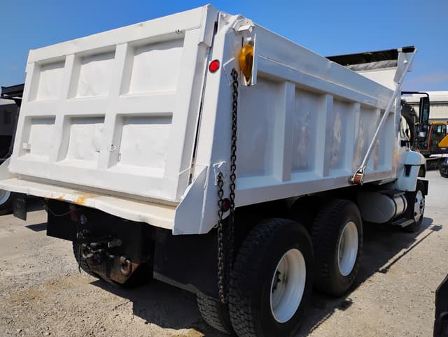 Image of International Workstar 7400 equipment image 3