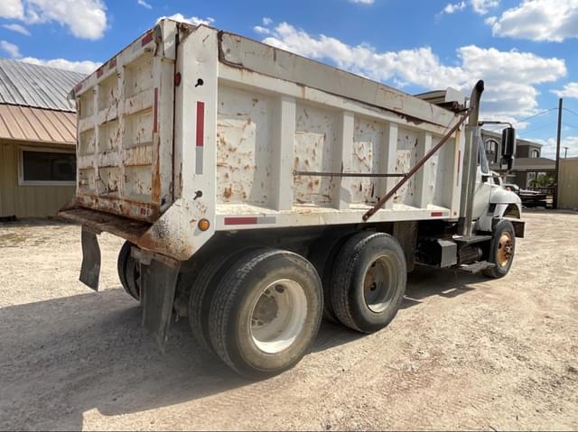 Image of International 7500 equipment image 3