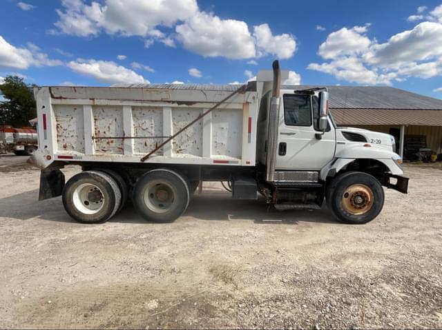 Image of International 7500 equipment image 2