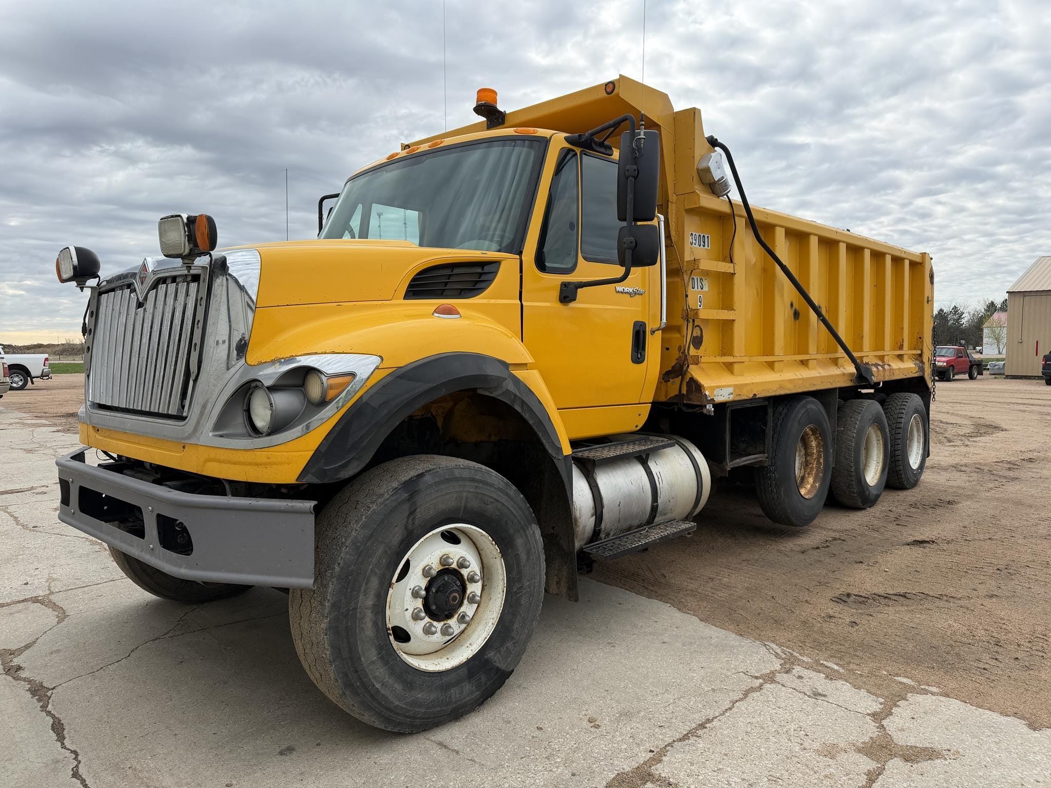 2009 International WorkStar 7600 Equipment Image0