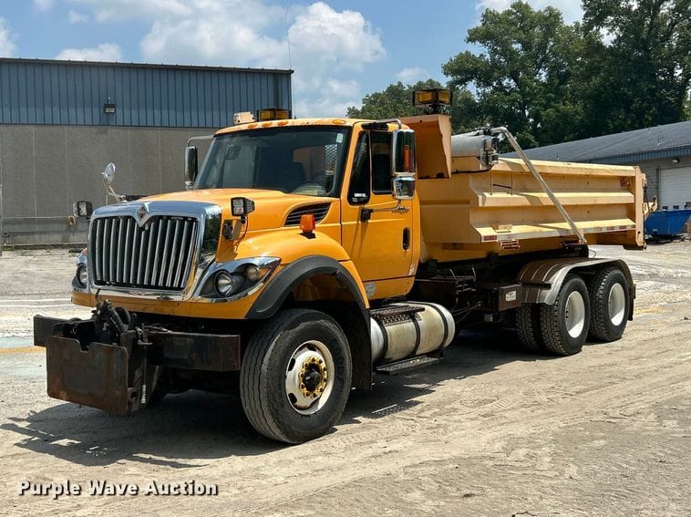 2009 International WorkStar 7600 Equipment Image0