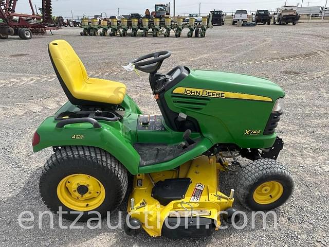 Image of John Deere X744 equipment image 4