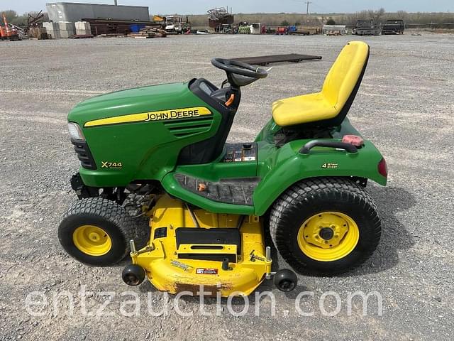 Image of John Deere X744 equipment image 1