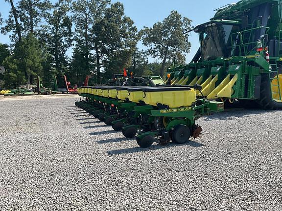 Image of John Deere 1720 equipment image 2