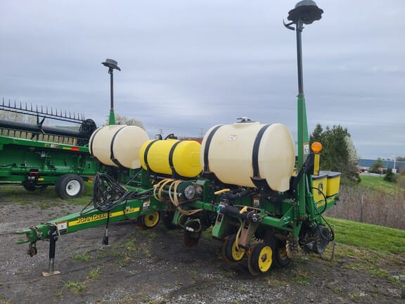 2009 John Deere 1750 Equipment Image0