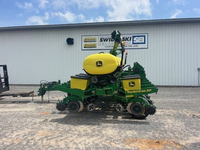 Image of John Deere 1760 equipment image 1