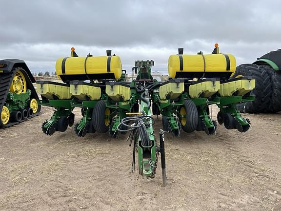 Image of John Deere 1760 equipment image 1