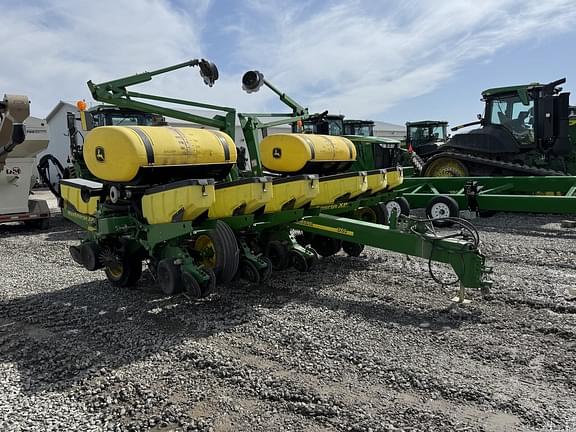 Image of John Deere 1760 equipment image 1