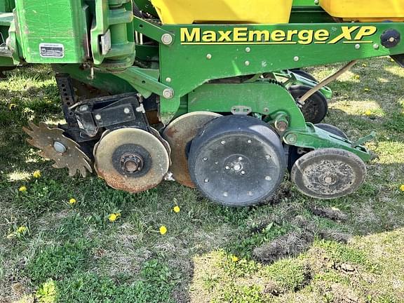 Image of John Deere MaxEmerge XP equipment image 2