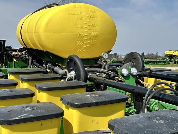 Image of John Deere MaxEmerge XP equipment image 4