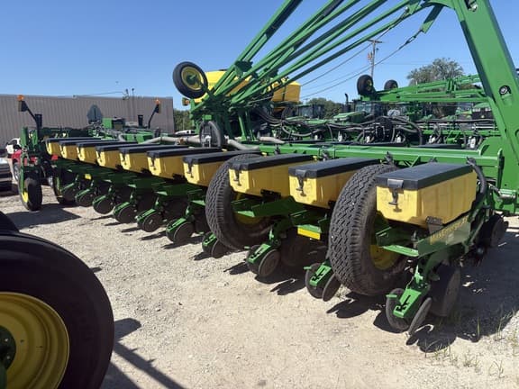 Image of John Deere 1770 equipment image 3