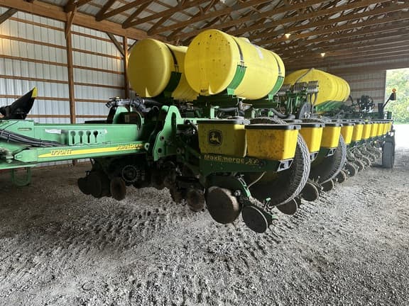 Image of John Deere 1770 equipment image 1
