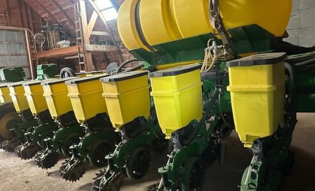 Image of John Deere 1770 equipment image 1