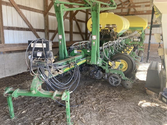2009 John Deere 1770 Equipment Image0